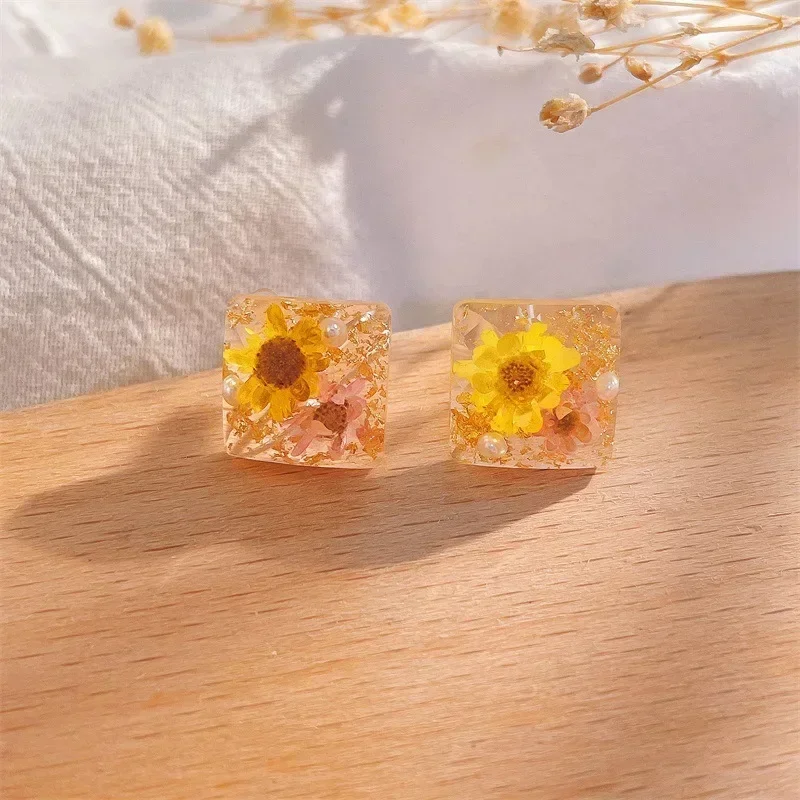 Minar Cute Transparent Resin Flower Earrings for Women Round Square  Real Dye Floral Statement Stud Earrings Holiday Jewelry