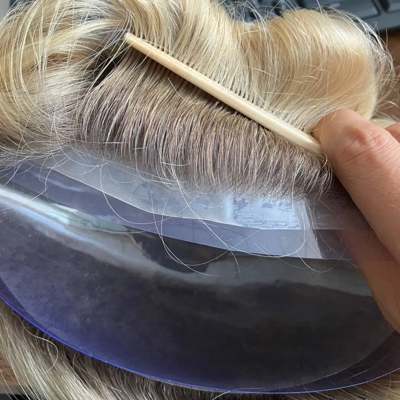 Natürliches Haaransatz-Kapillärprothesensystem für Männer, Toupet aus 100% Echthaar, Ombre-Blond, super haltbar, Mirage Thin Skin Base Perücken – Detail 5