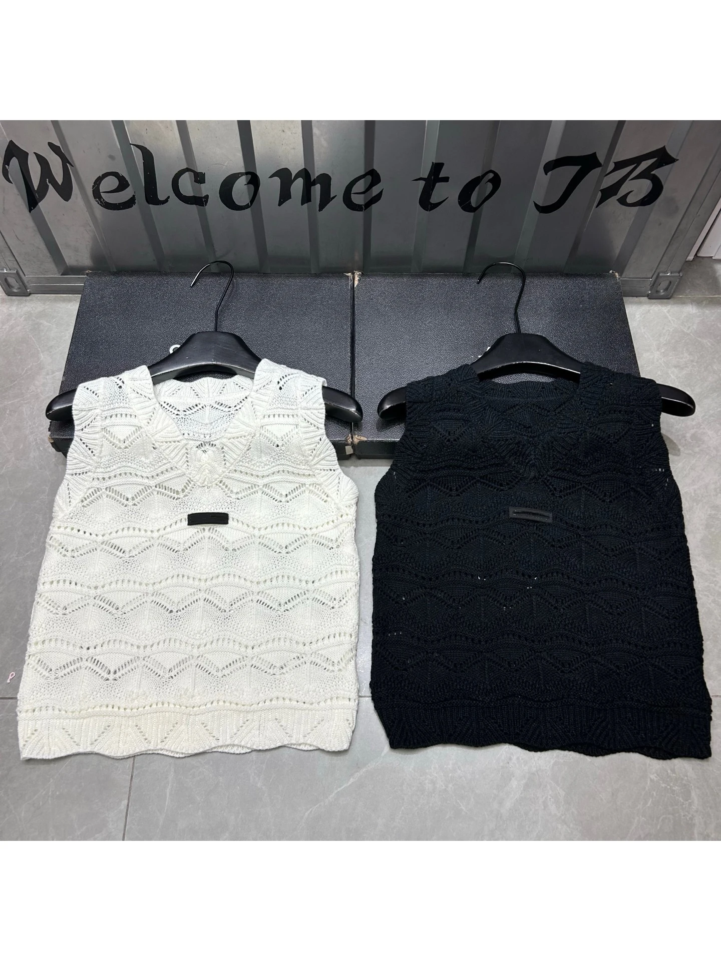 

Модный бренд VIBE: Ажурный вязаный жилет без рукавов с V-образным вырезом для женщин – Элегантный, универсальный топ, придающий молодость