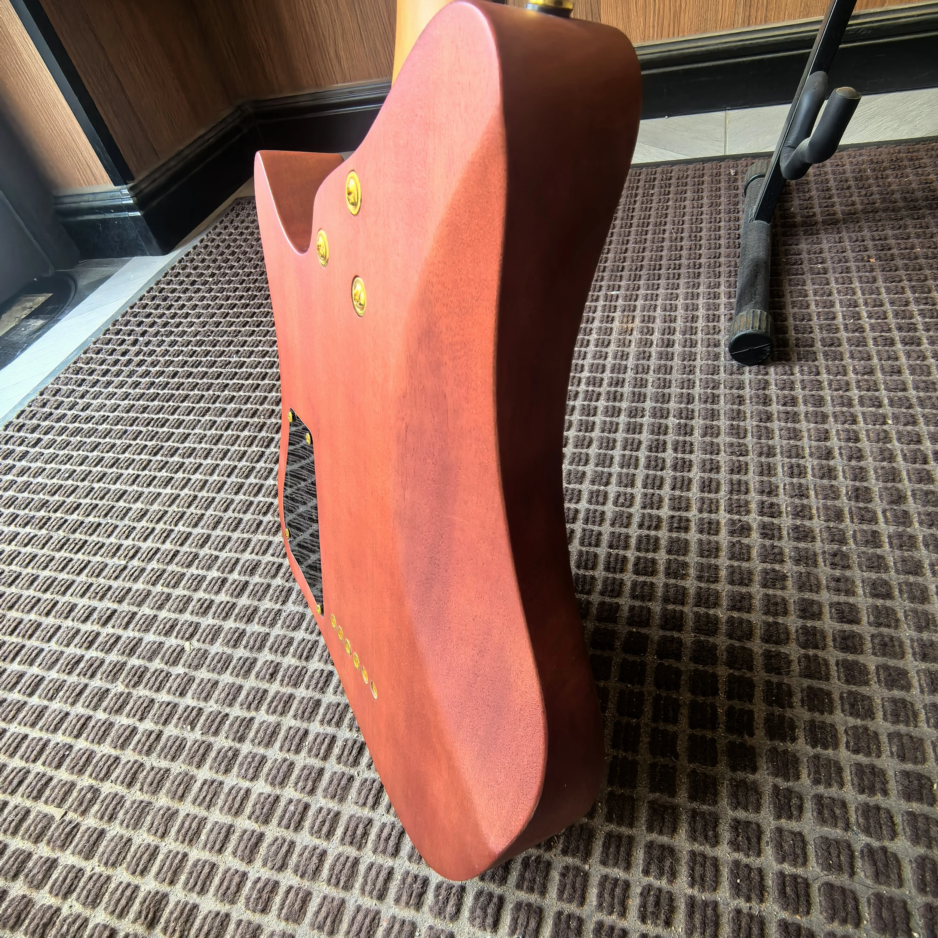 جيتار كهربائي مكون من 6 أوتار على الطراز العتيق بطول إجمالي 90 سم، ومسافة سلسلة 648 مم، وحقنات رأس مستديرة، وجسم من خشب الماهوجني، متوفر في المخزون.