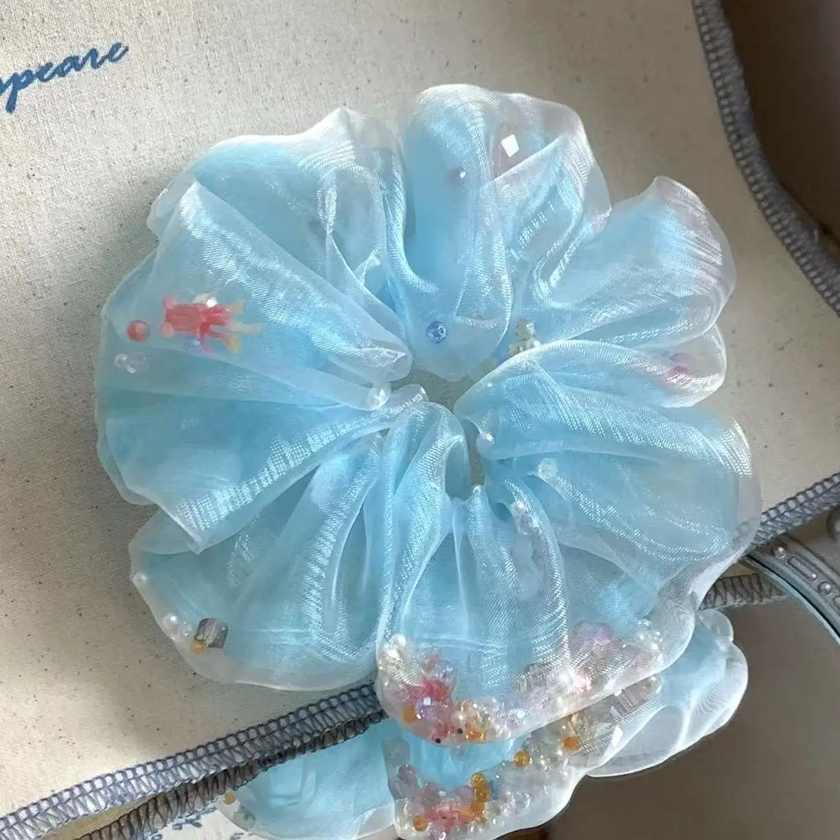 1 peça elegante scrunchie de organza azul claro com detalhes de peixe dourado e miçangas: fada-como acessório de cabelo para mulheres, perfeito para uso diário