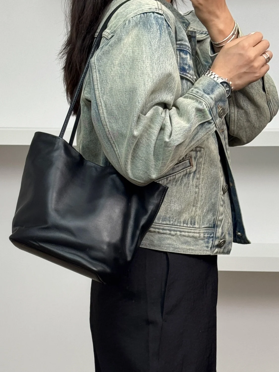 

2025 New Niche Soft Leather Design Solid Color Tote Bags Fashionable Versatile Large Capacity Commuting Shoulder Bags