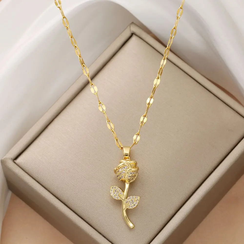 Fashionable and Luxurious Style Shiny Three-dimensional Rose Pendant Necklace with Diamonds, A Perfect Gift for Girls and Women