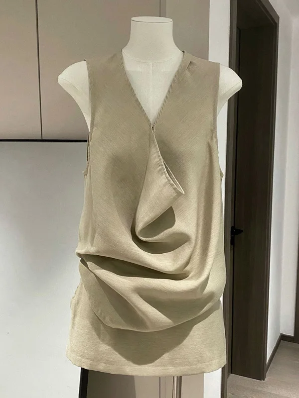 

Повседневный летний комплект из двух предметов: топ-халтер и короткая юбка. Элегантный и простой стиль, модный тренд для взрослых.