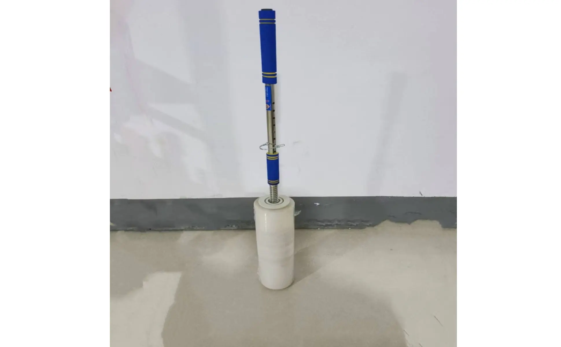 Long Handle Stretch Wrap Dispenser Ergonomic Design Handheld Pallet Wrapping Tool Telescopic Film Applicator Sturdy Duty