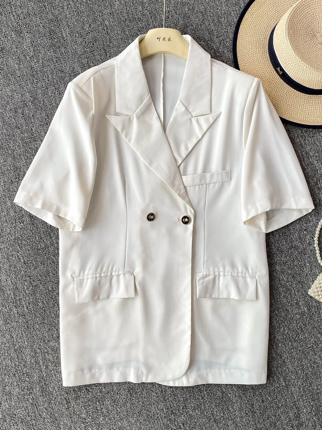 

Korean Sle Faionable White irt Women's Loose Fit Two Button Profional Suit Collar Summer Slimming Top
