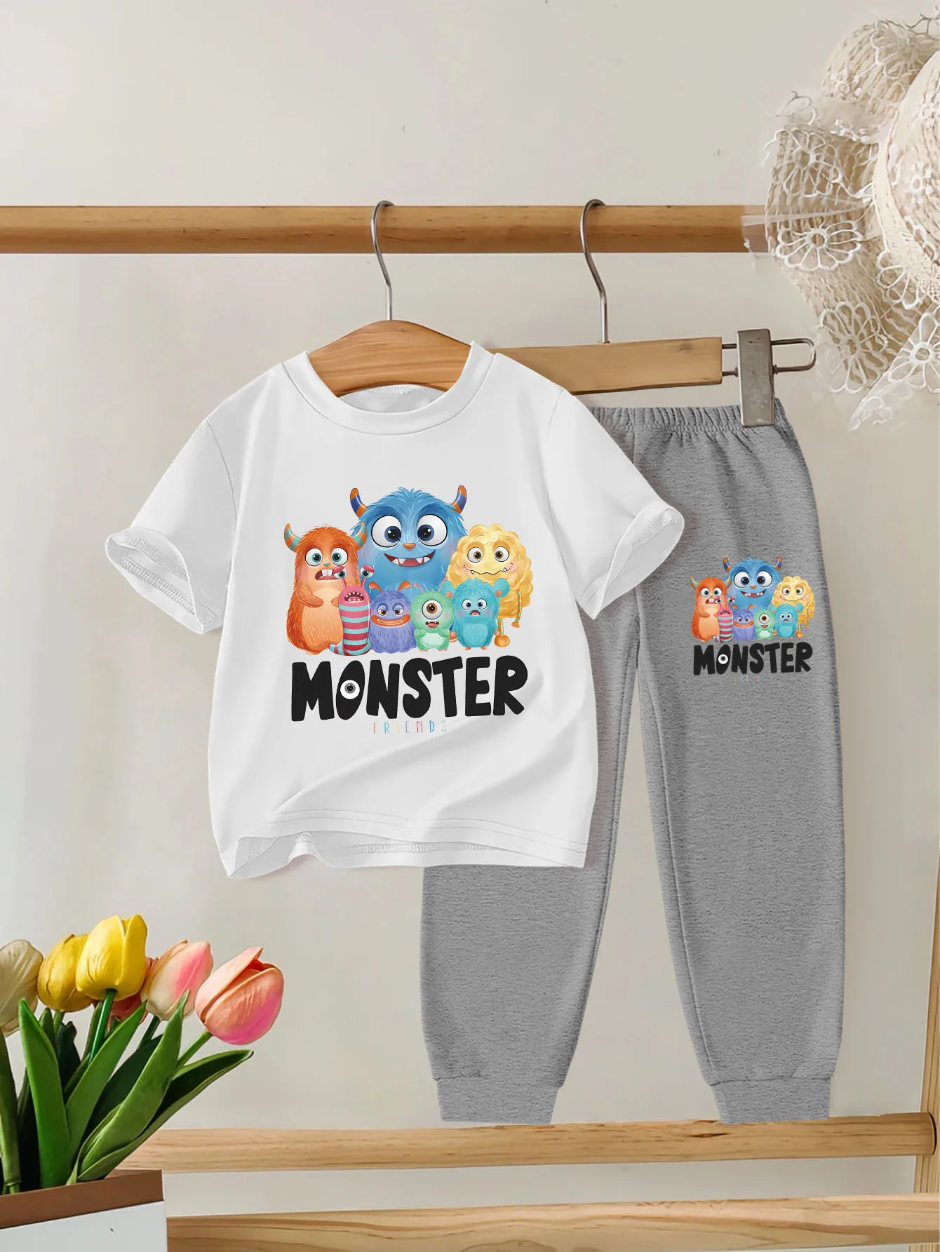 

2 предмета: милый и повседневный комплект спортивных штанов для девочек с круглым вырезом и короткими рукавами с разноцветными принтами монстров из мультфильмов.