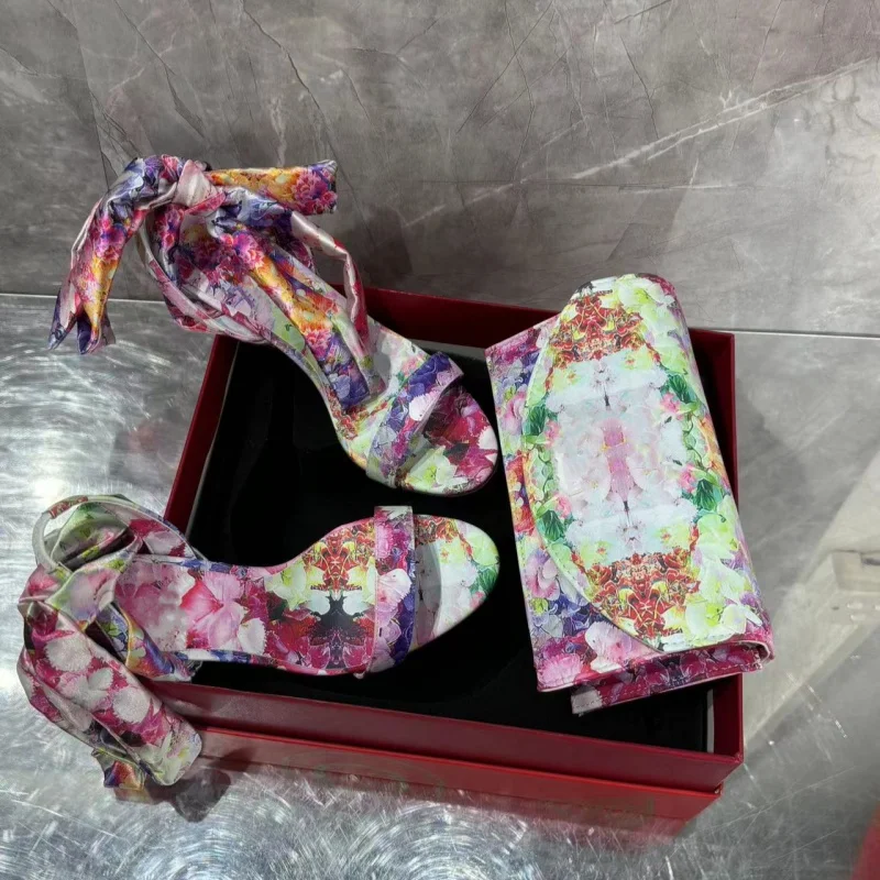 

Комплект женских сандалий с цветочным узором в стиле пэчворк, летние женские сандалии с открытым острым носком на тонком очень высоком каблуке с лентой-бабочкой, пикантная обувь