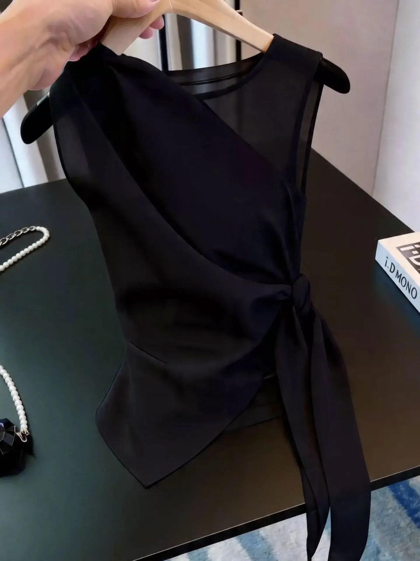 

Black round Neck Sleeveless Vest 2026 Summer Design Sense Belt Waist Cinched High-End Feeling Elegance Small Shirt Top