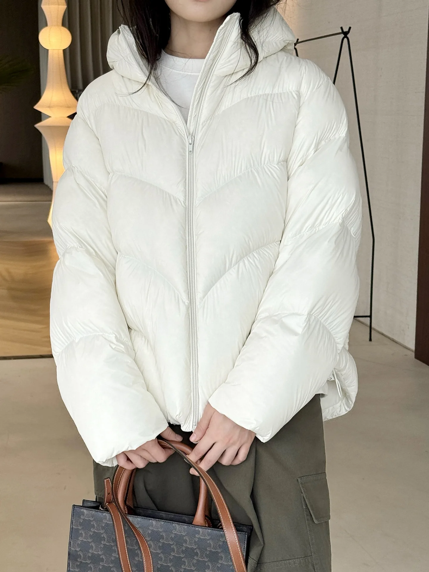 Einfache und modische Winterjacke aus weißer Entendaunen mit Kordelzug am Saum, lockere und warme Jacke für Damen