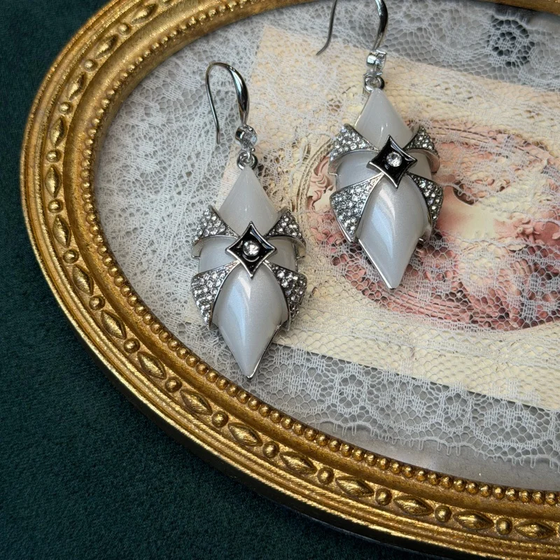 Vintage Clover White Shell Drop Earrings Luxury Antique Art Deco Gold Color Black Enamel Jewelry For Women Brand Quality Gift