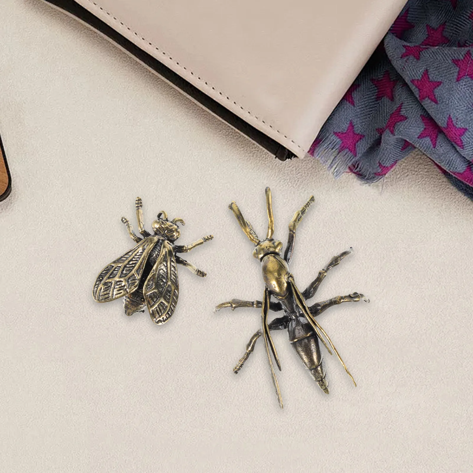 2Pcs Decorations Exquisite Craft Home Office Desk Art Vintage Mini Hornet Sculptures Tea Ceremony Accent