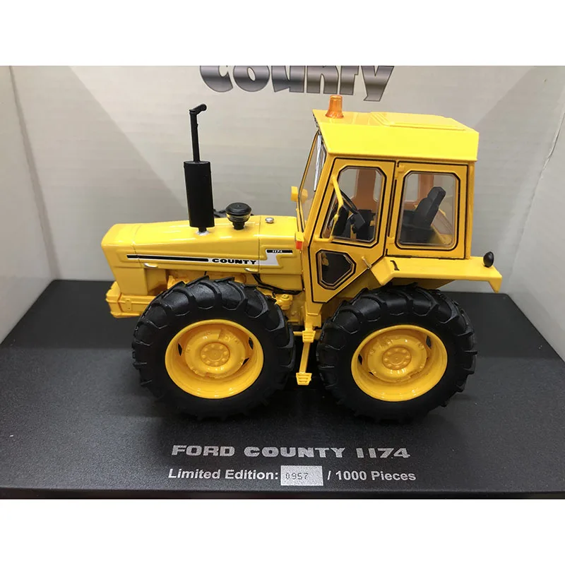 

UH Diecast 1:32 Scale FORD COUNTY 1174 Tractor Alloy Engineering Vehicle Model 6212 Collection Souvenir Display