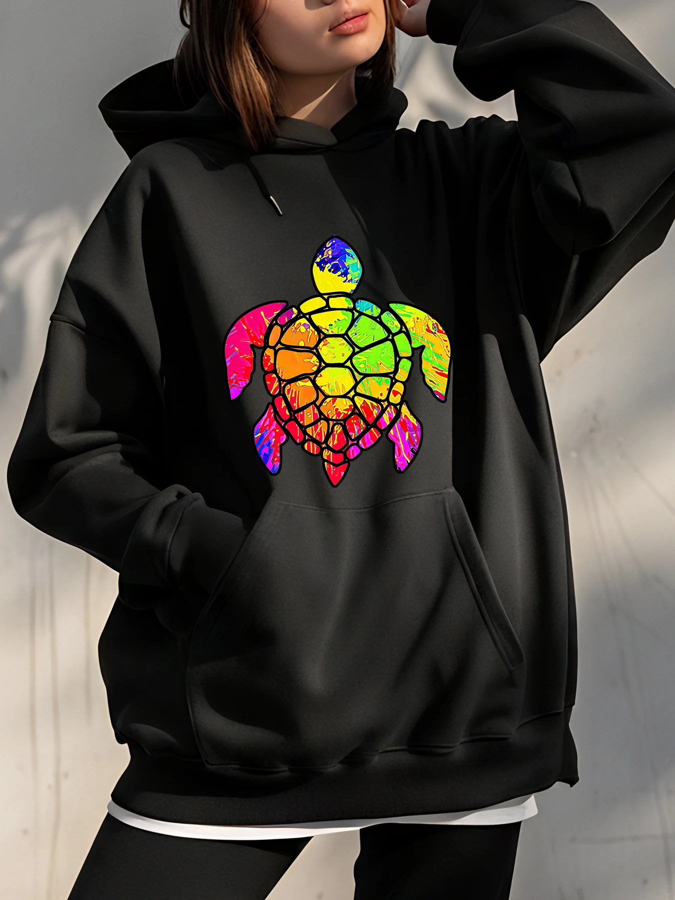 

Красочная толстовка с принтом черепахи и ярким узором для повседневной носки в городских настройках