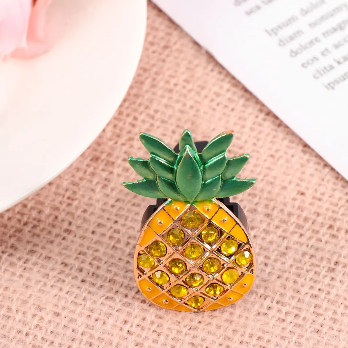 

Car Vent Rhinestone Perfume Clip Pineapple Aromatherapy Diffuser for Elegant Car Decor and Fresh Scent Everywhere