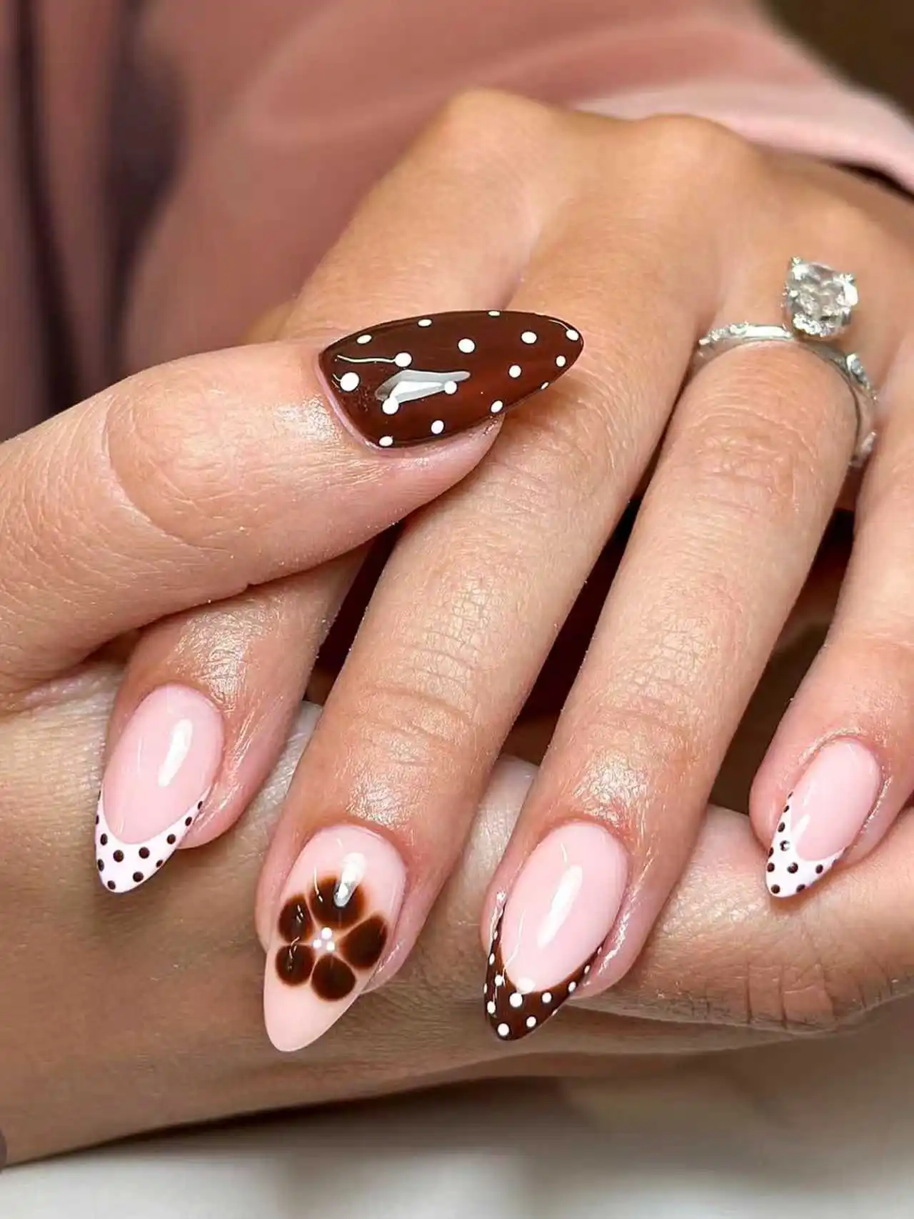 

10 pieces of pure handmade almond nail varnish, brown small flower dot pattern, simple yet sophisticated.