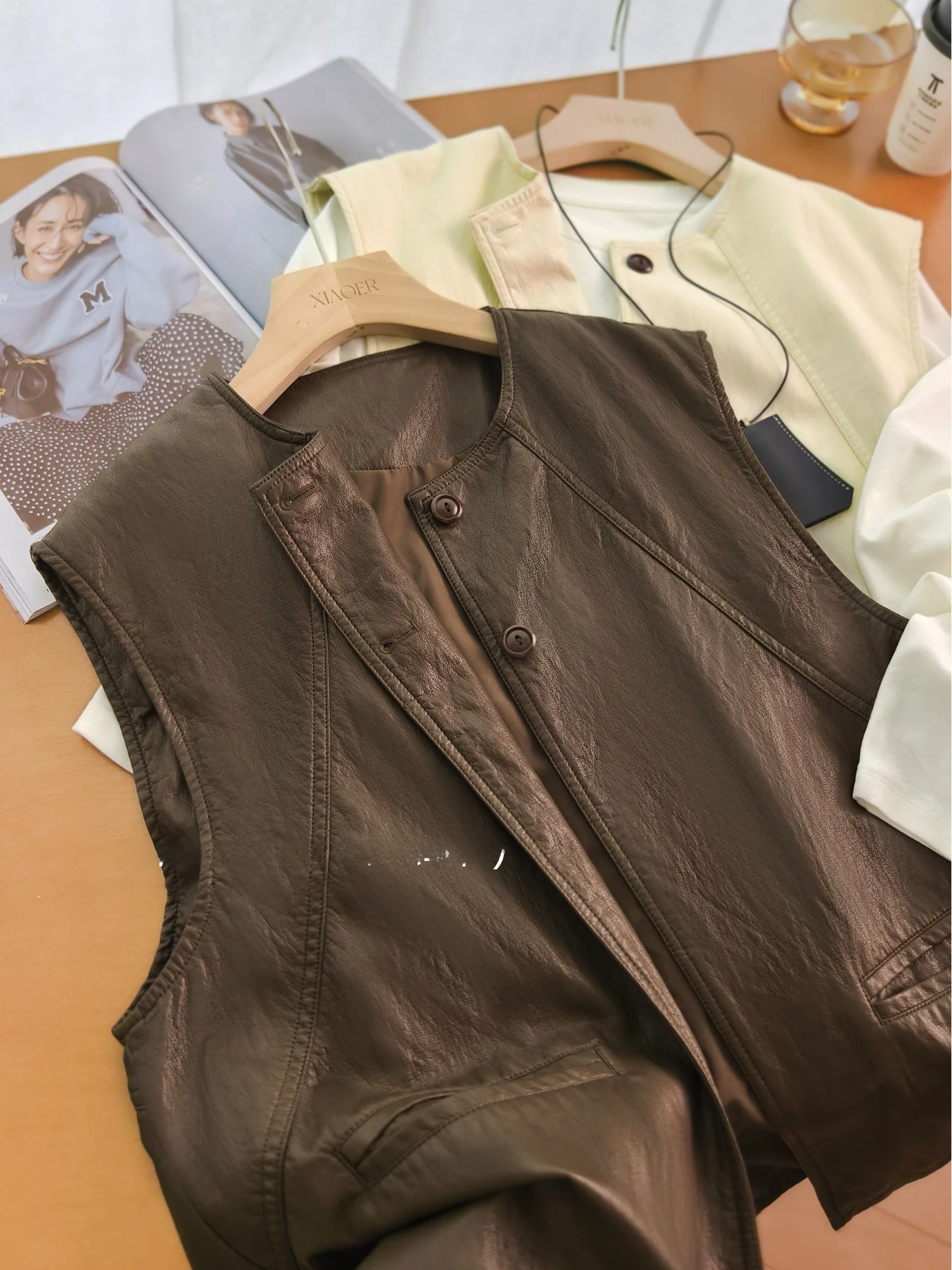 

Женская укороченная куртка-жилет из матовой протеиновой кожи растительного дубления, приталенная, средней длины, с хлопковой подкладкой.