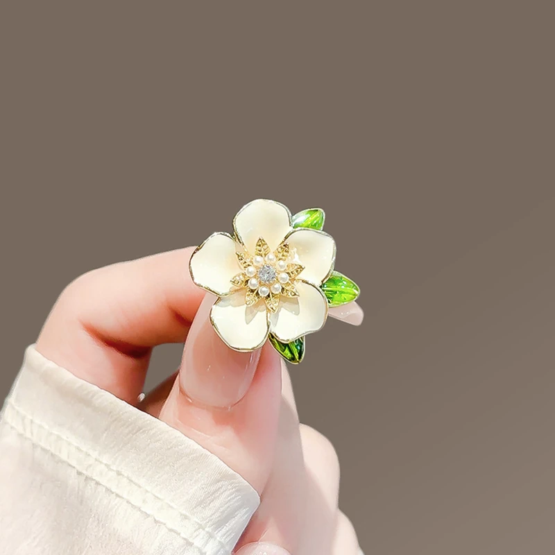 Elegant Temperament Green Jasmine Brooch Pins For Women Dress Clothes Suit Scarf Enamel Rhinestone Corsage Pin Jewelry Gifts