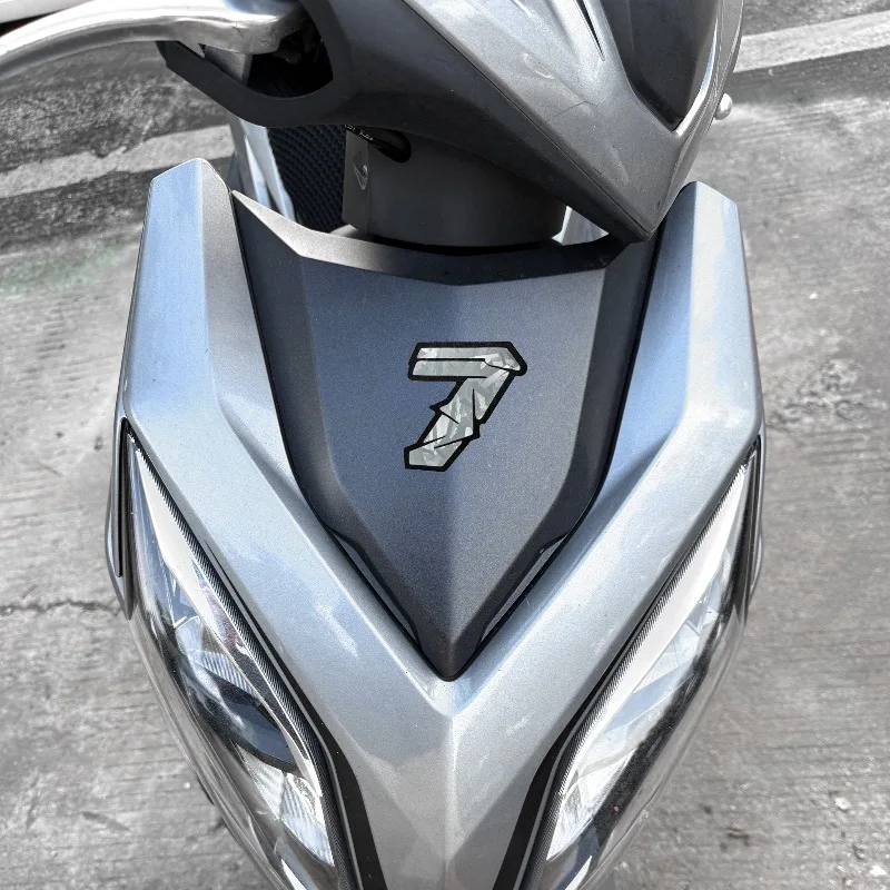 قطعة واحدة من ملصقات أرقام الملمس المتشققة مقاس M ملصق لاصق لتزيين الكمبيوتر المحمول والدراجات النارية