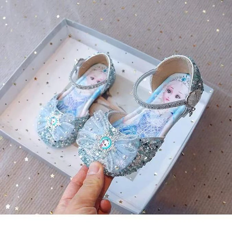 Sandal anak perempuan, musim semi, bayi perempuan kartun Frozen Elsa, sepatu putri kristal anak-anak, sandal kaca datar lembut pesta pita kupu-kupu