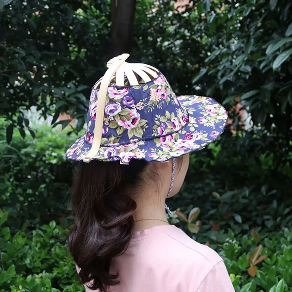 หมวกทรงพัดพับได้สำหรับผู้หญิงเดินทางชายหาดแบบพกพาได้ผ้าไหมไม้ไผ่ปีกกว้างพับได้ป้องกันแสงแดดทนทาน