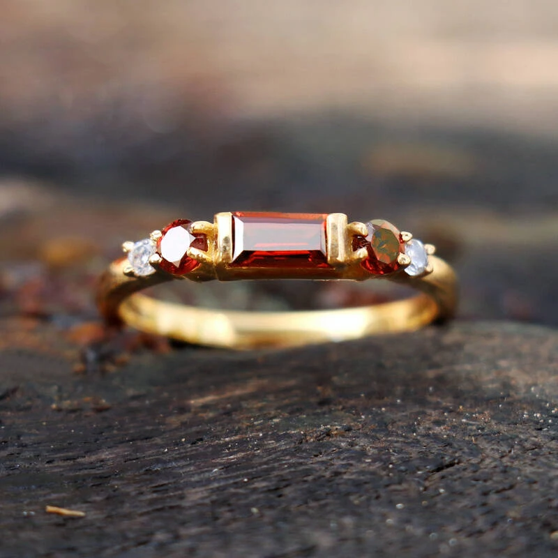 Huitan Vielseitiger Damen-Ring in Goldfarbe, dünnes Zubehör, eingelegt mit leuchtend rotem CZ, eleganter vielseitiger Schmuck für Hochzeit, Party, Damengeschenk – Detail 5
