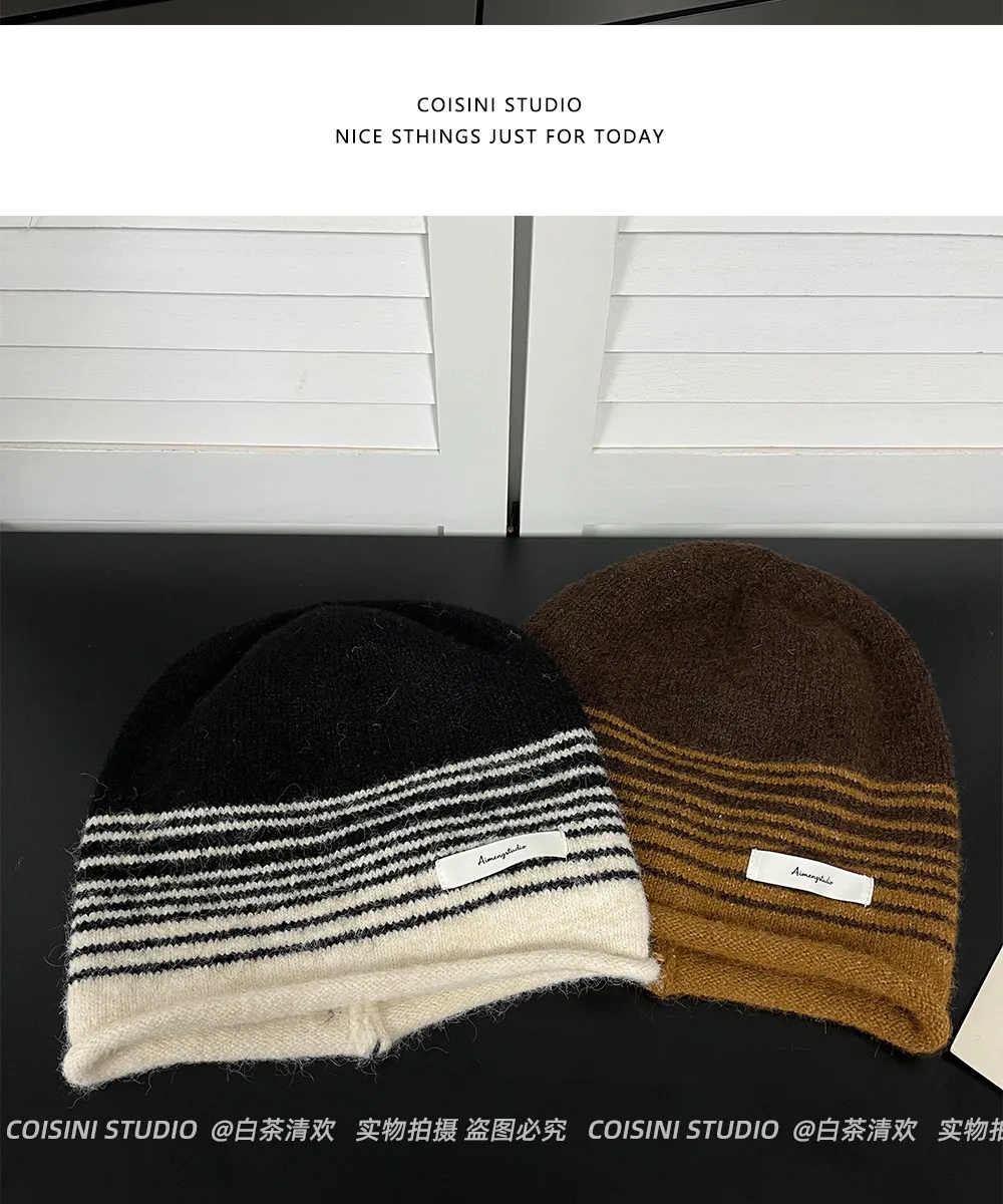 Retro-Mützen mit zweifarbigem Streifenmuster für Damen, aus einem Mischgewebe, im Cloche-Stil, mit Stoffetikett, weich, warm, mit kurzem Schirm, Winter-Pullover-Mützen. – Detail 7