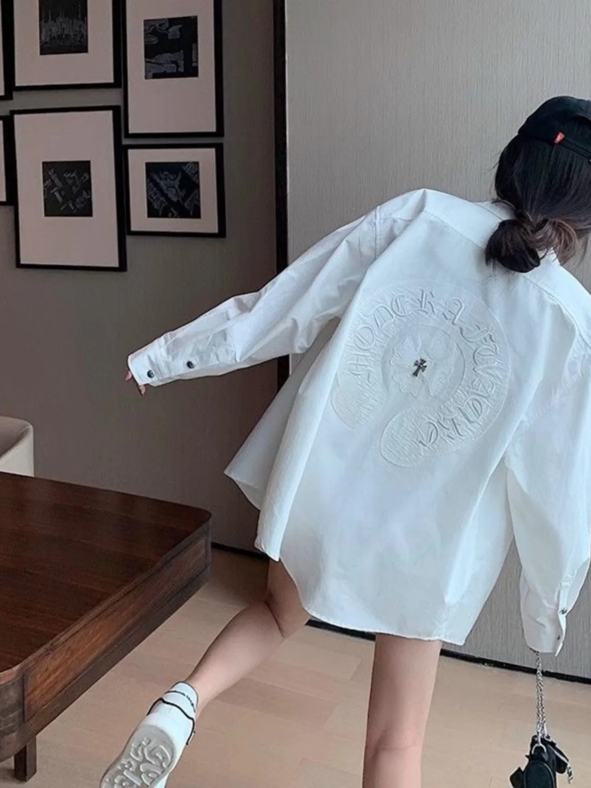 เสื้อผ้าผู้หญิงสไตล์อเมริกัน ลายปัก ดีไซน์บางเบา สำหรับฤดูใบไม้ผลิ 2024 ทรงหลวม สบายๆ ใส่ได้หลายโอกาส แขนยาว คอปก