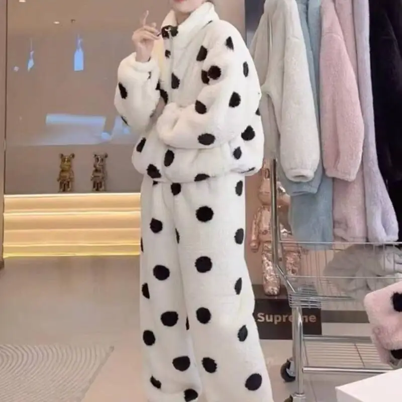 ملابس نسائية طقم بيجامات منزلية منقطة يمكن ارتداؤها كملابس خارجية مبطنة بالصوف موضة الخريف السميكة الدفء