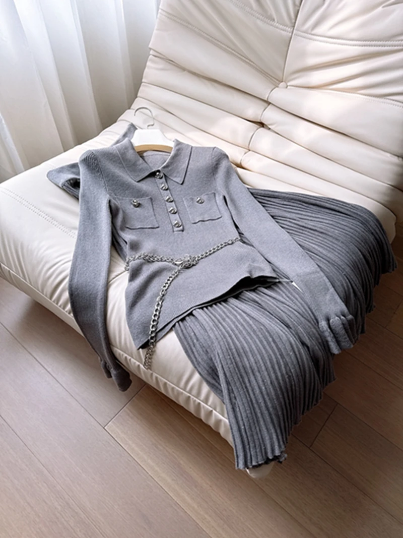 

Комплект из приталенного вязаного шерстяного свитера и юбки миди с узором косички, коллекция Весна 2026: модный образ для ранней весны