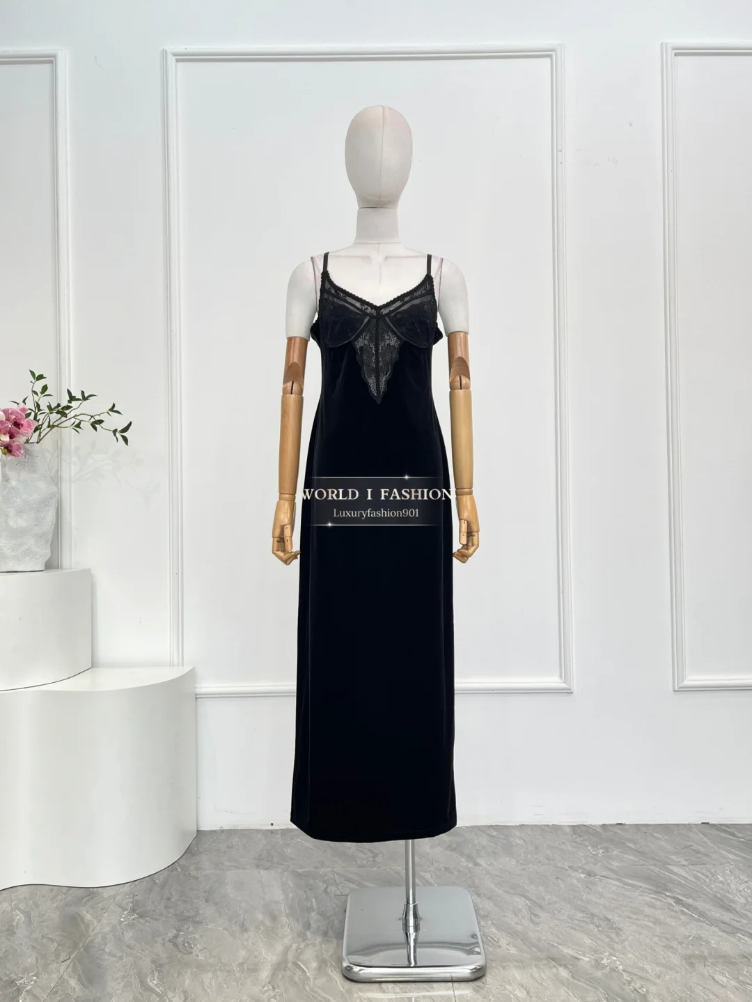 Schwarzes ärmelloses, rückenfreies Spitzen-Midikleid aus Samt für Damen