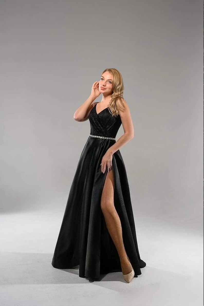Abito da ballo lungo in raso con scollo a V e spalline per invitati al matrimonio gotico con abiti da sera maxi per la laurea con spacco alto