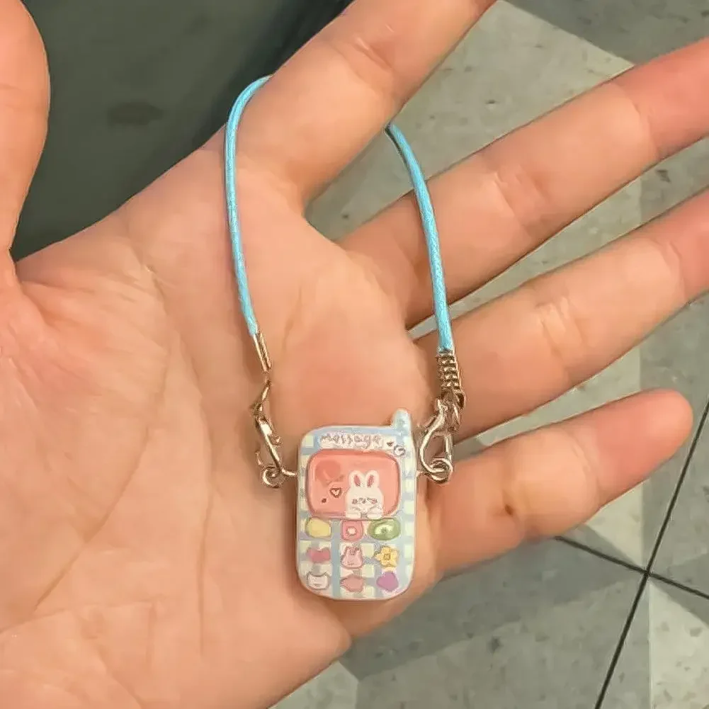 Para labubu casa de bonecas bonito mini ornamento do telefone móvel adequado mini pingente modelo dos desenhos animados pingente doce casal presente