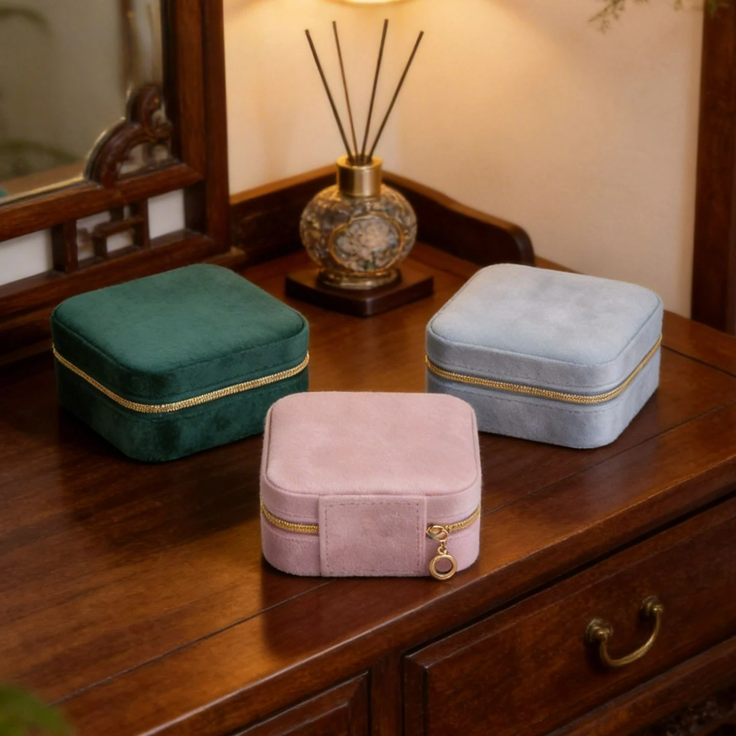 

Изысканная компактная дорожная шкатулка для украшений: золотые кольца, серьги, ожерелья, высококачественная бархатная коробка для хранения.