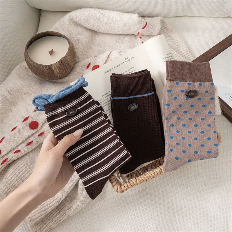 3 Paar Retro-Socken mit gepunkteten Streifen und Knöpfen für Damen, modische gestapelte Herbstsocken in Maillard-Braun-Farbblock-Design – Detail 18