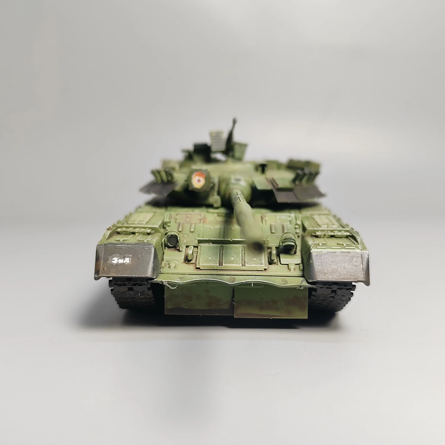 1:72 Scale Plastic Russian T-80UE Main Battle Tank Model Militarized Combat Track Type Classics Adult Gifts Toys Souvenir