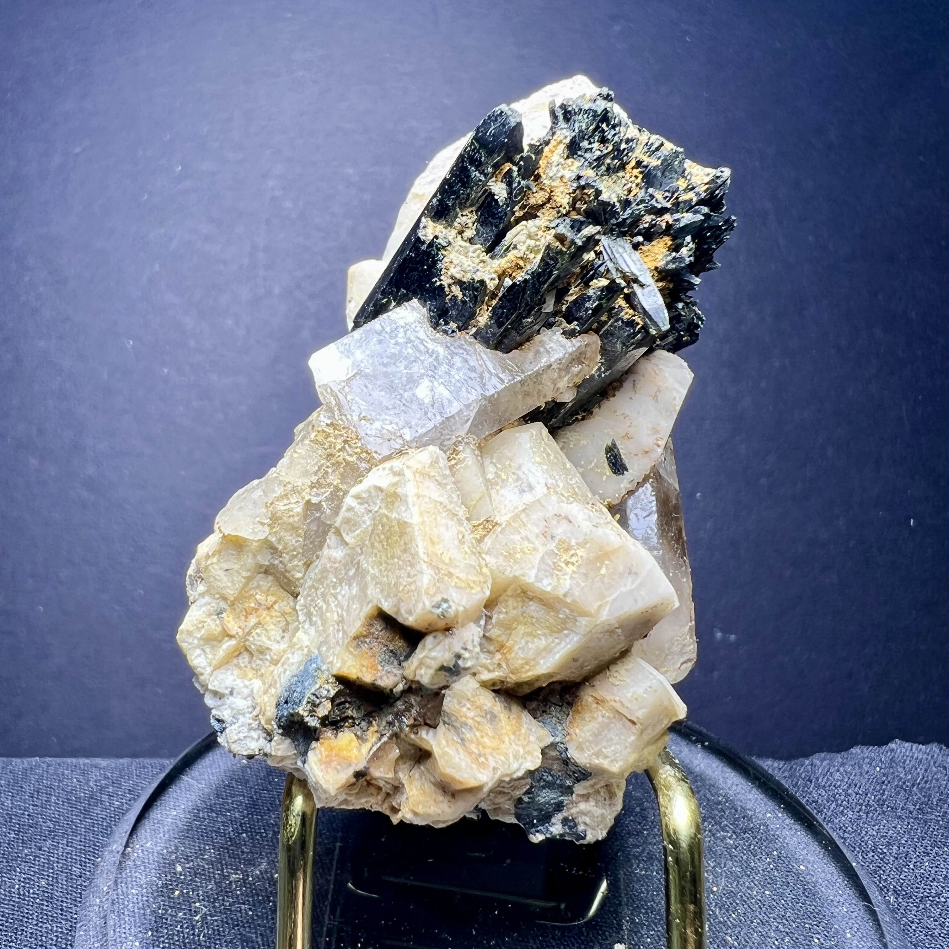 Natural mineral crystal stone specimen, original stone, odd stone, decorative item, collection and appreciation: Mudstone flower