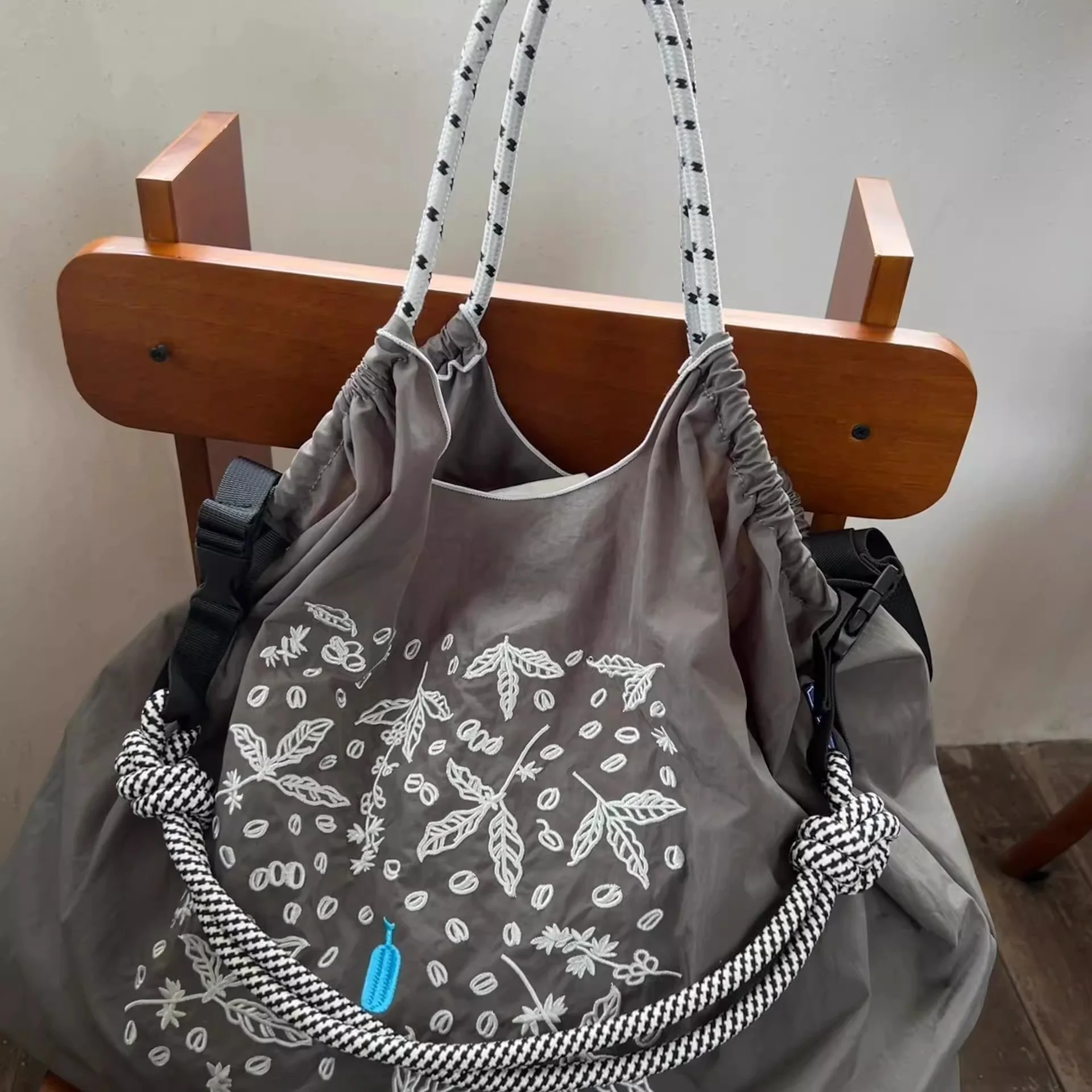 

Экологичная холщовая сумка с вышивкой синей бутылочкой, большая пригородная сумка Capaci, повседневная сумка-тоут с ковриком