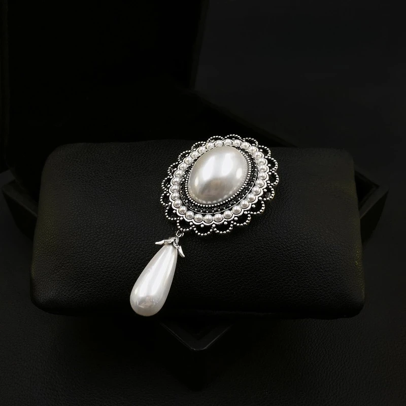 Vintage Dynamic Round Tassel Brooch for Women, Exquisite Luxury Elegant Lapel Pin High-End Suit Dress Jewelry Wedding Party Gift