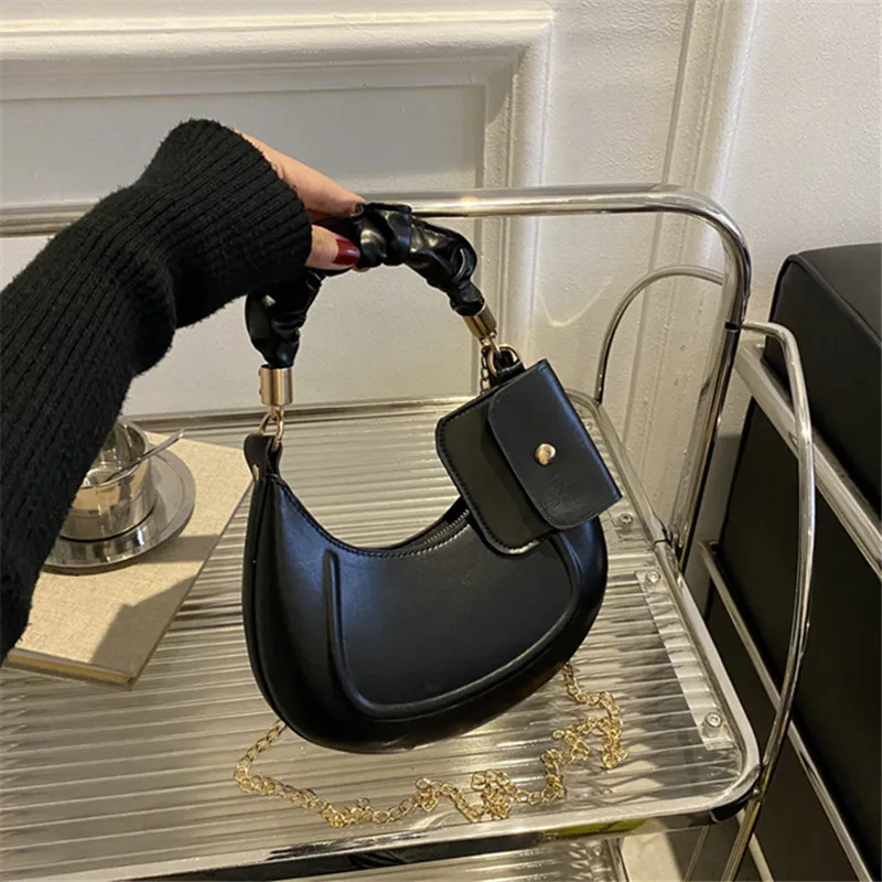 

Однотонная кожаная сумка с маленькой сумкой. Стильная сумка на плечо под мышками. Модная плиссированная сумка-тоут. Простые сумки через плечо с цепочкой.