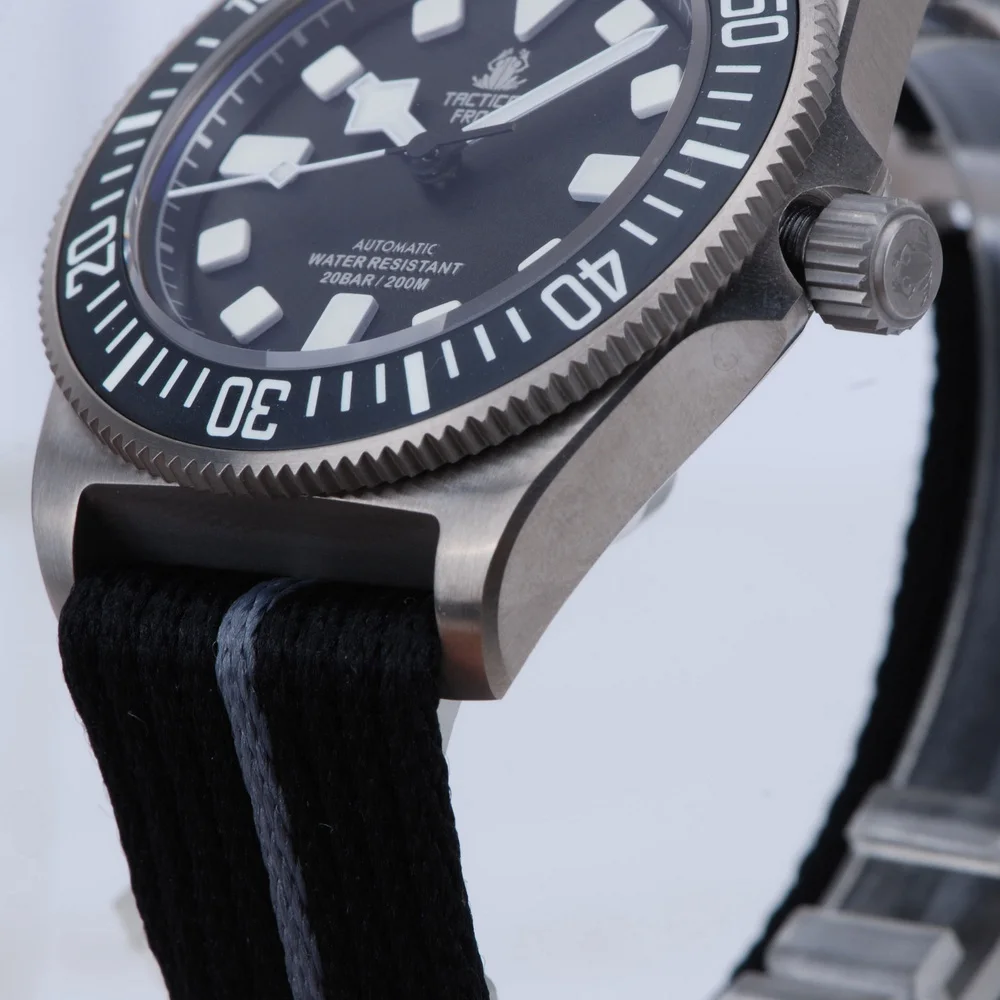 Orologio da sub tattico da uomo rana Orologio da polso meccanico automatico sportivo in titanio Orologio militare con lunetta in ceramica luminosa impermeabile 20ATM