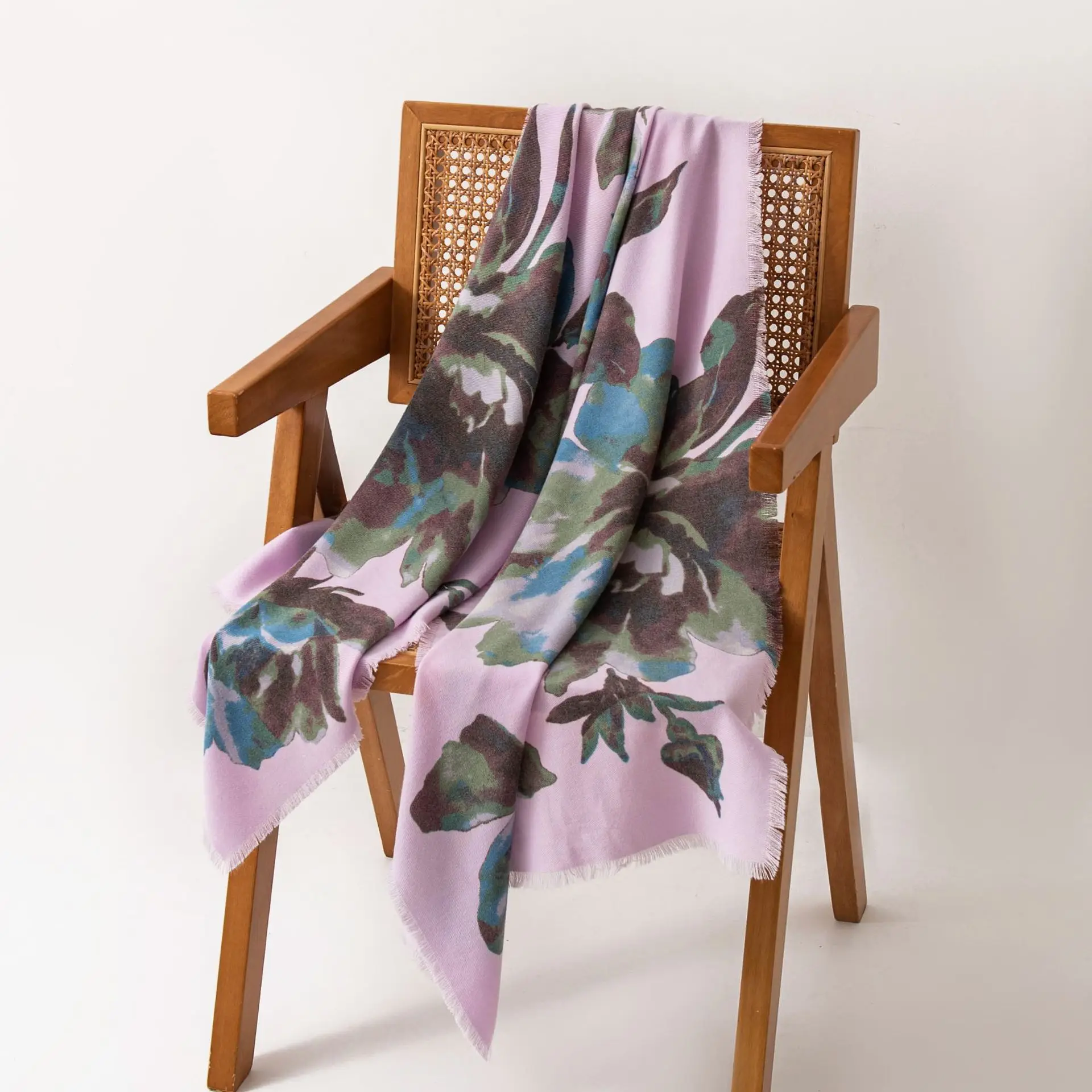 cachecol-roxo-feminino-moderno-com-estampa-retro-de-rosas-xale-longo-elegante-e-versatil