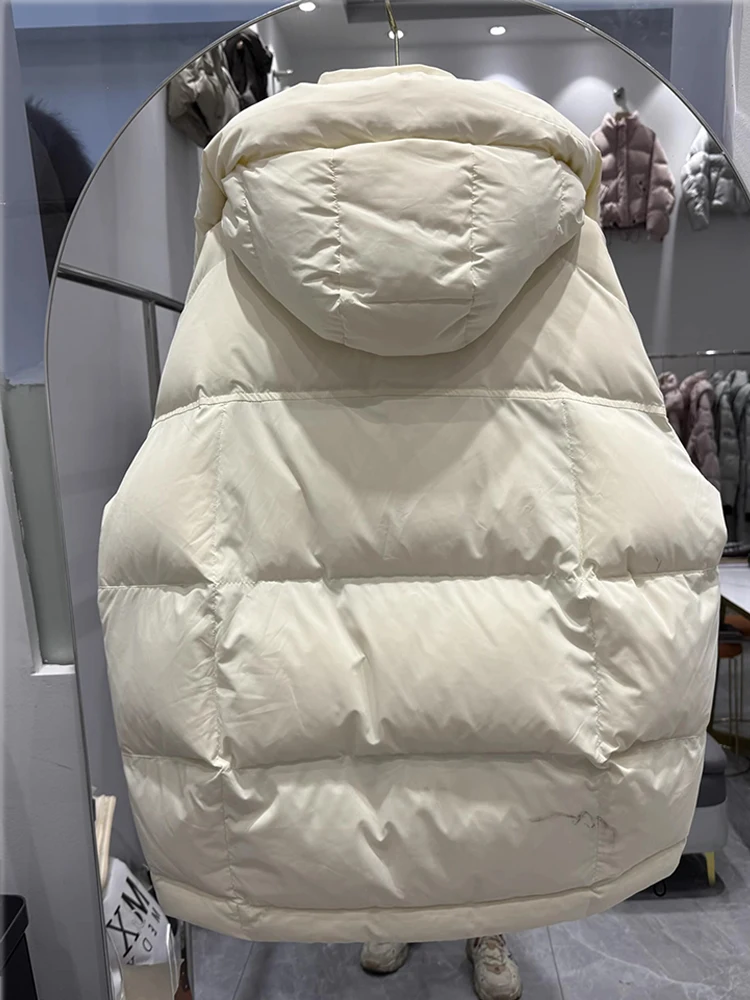 เสื้อแจ็คเก็ตขนเป็ดสีขาวสำหรับผู้หญิง รุ่นใหม่ประจำฤดูหนาวปี 2025 ความยาวปานกลางถึงยาว  แบบอเนกประสงค์ หนา หลวม ทันสมัย และให้ความอบอุ่น