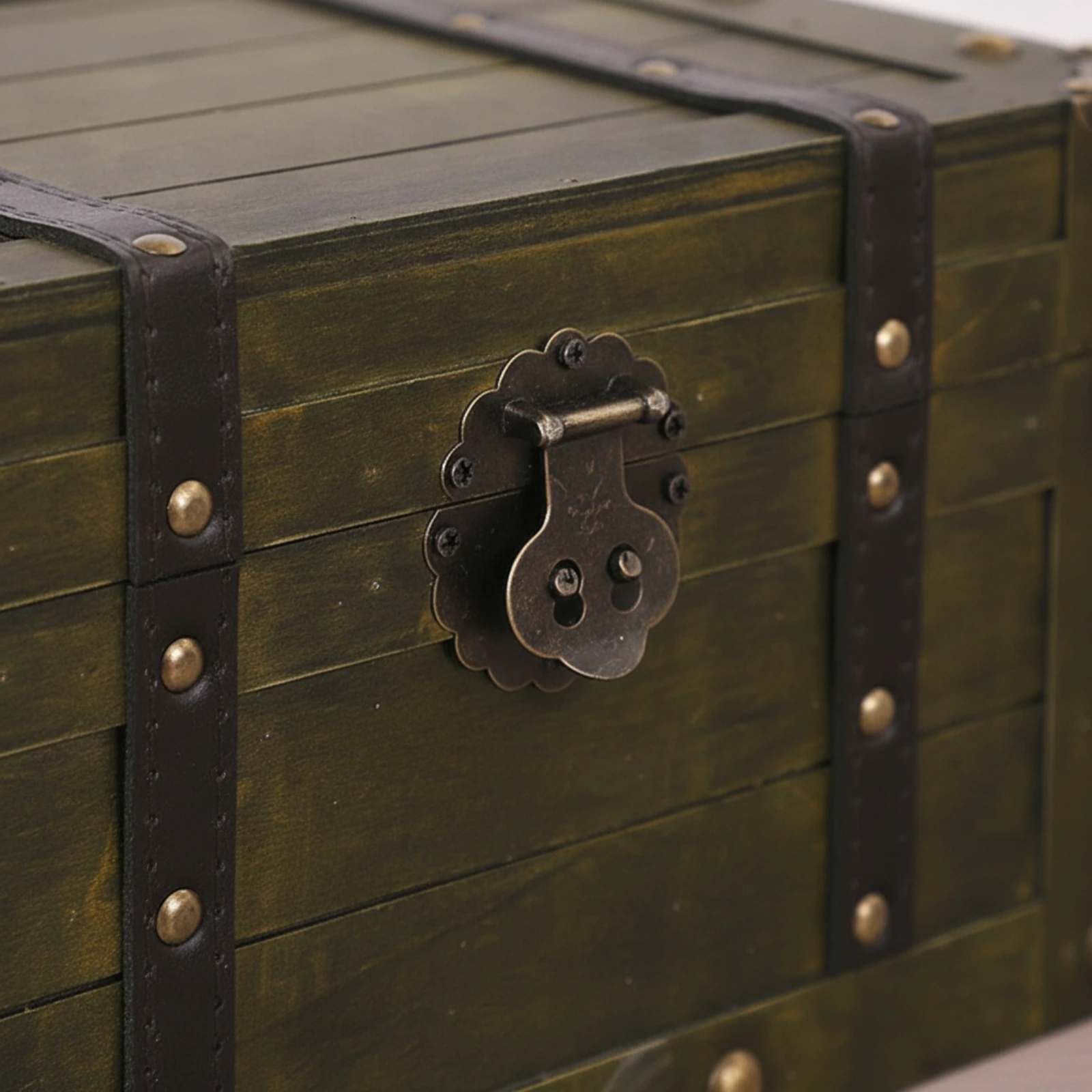 Storage Trunk with Hinged Lid Decorative Wooden Trunk Storage Chest Sturdy Furniture Retro for Collectors, Living Room