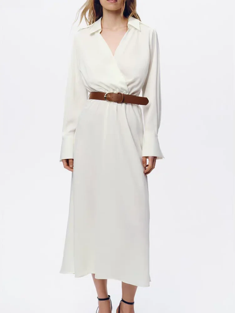 Vestido f de manga crida com toque de seda acetinada, cinto, cintura alta, saia midi evasê e fechamento com botão ú...