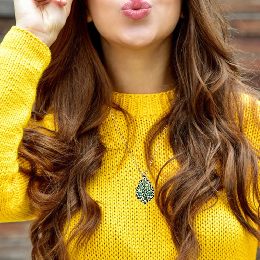 2 Pcs Aromatherapy Necklace Locket Costume Jewelry Pendant Essential Oil Diffuser Mini Miss