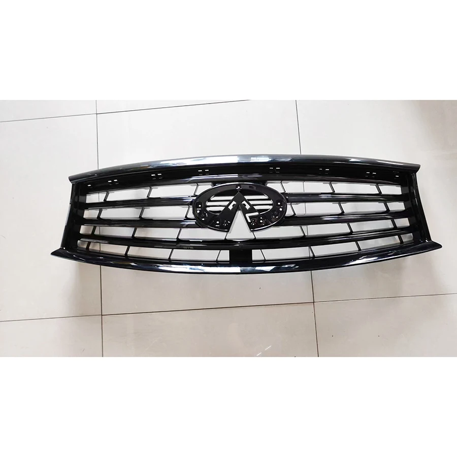 

Производитель продает решетку Infiniti QX70 (версия с горизонтальной планкой) полностью глянцево-черного цвета OE 62070-3EV1B.