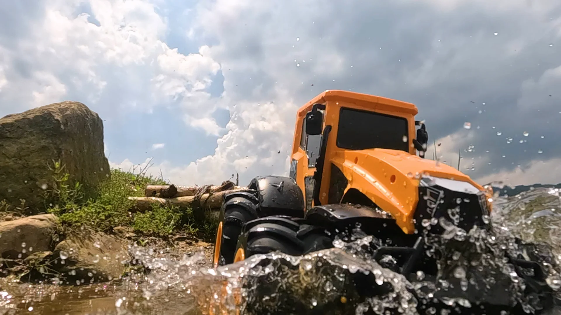 1551 1:14 Full Scale Amphibious Vehicle 2.4G Remote Control Full Scale Throttle Can Be Off-Road And Climb Remote Control Car Toy