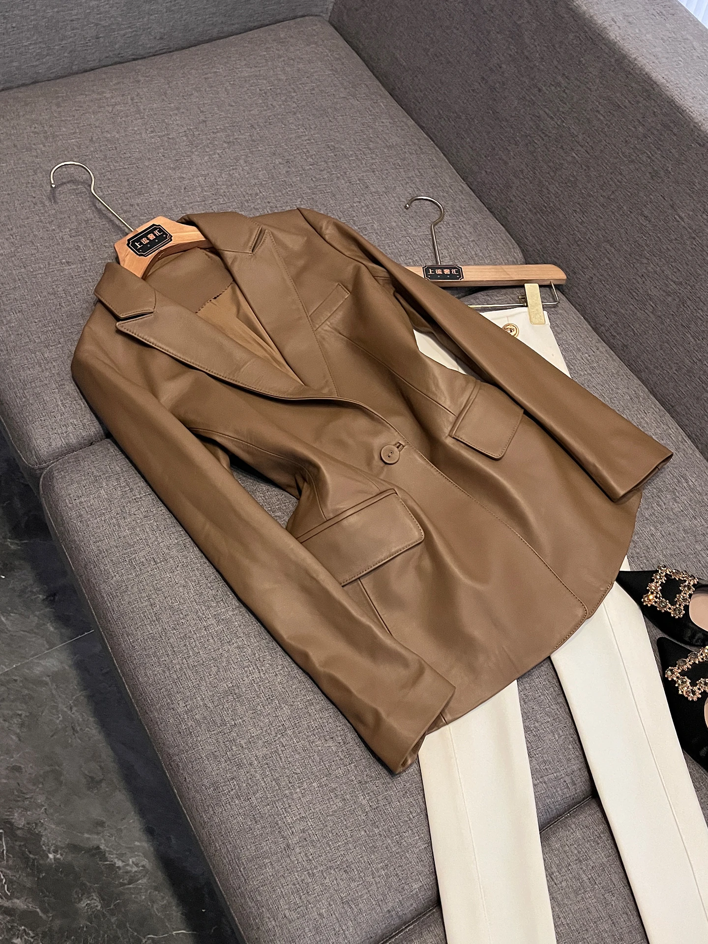 

Retro Style Genuine Leather Jacket Short Fit Suit Collar Double Button Elegant Outerwear for Women Z887 Business Casual