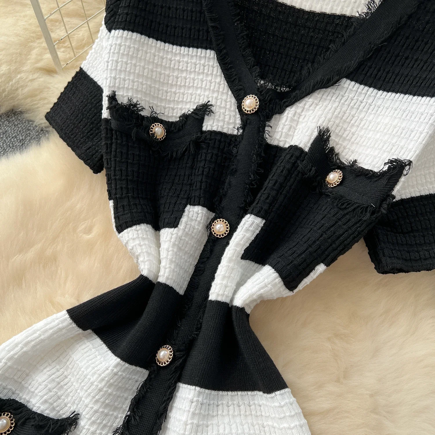 2025 니트 바디콘 시크 롱 선드레스 신상 여성 V넥 반팔 싱글 버튼 디자인 밴딩 허리 시스 스트라이프 드레스